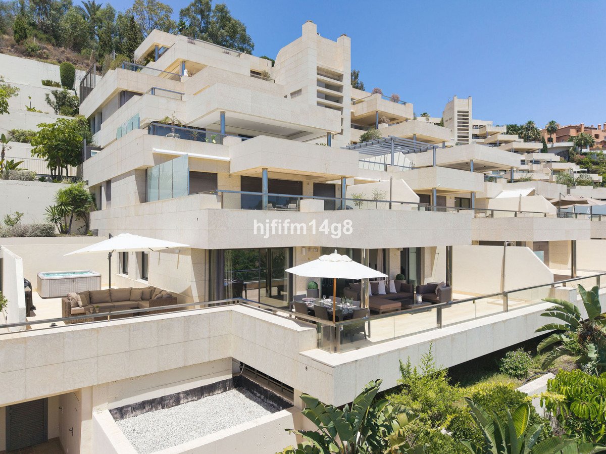 2 Bed Middle Floor Apartment in Nueva Andalucía