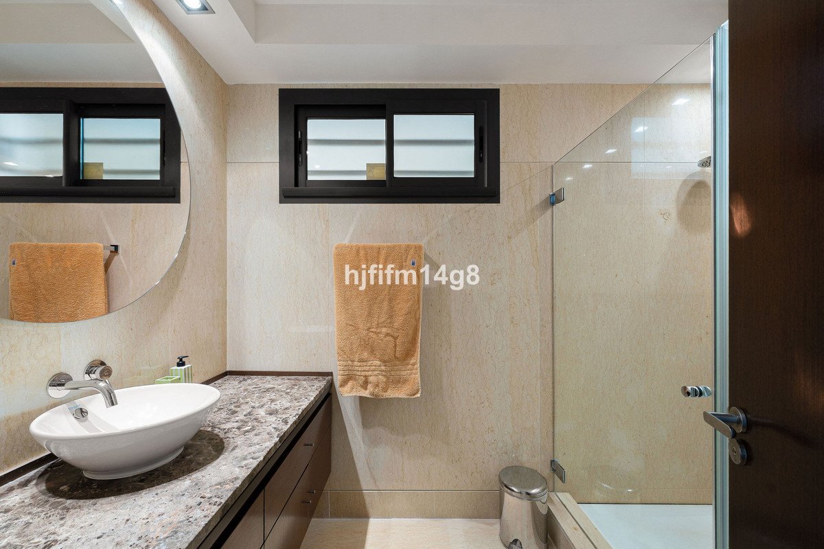 2 Bed Middle Floor Apartment in Nueva Andalucía