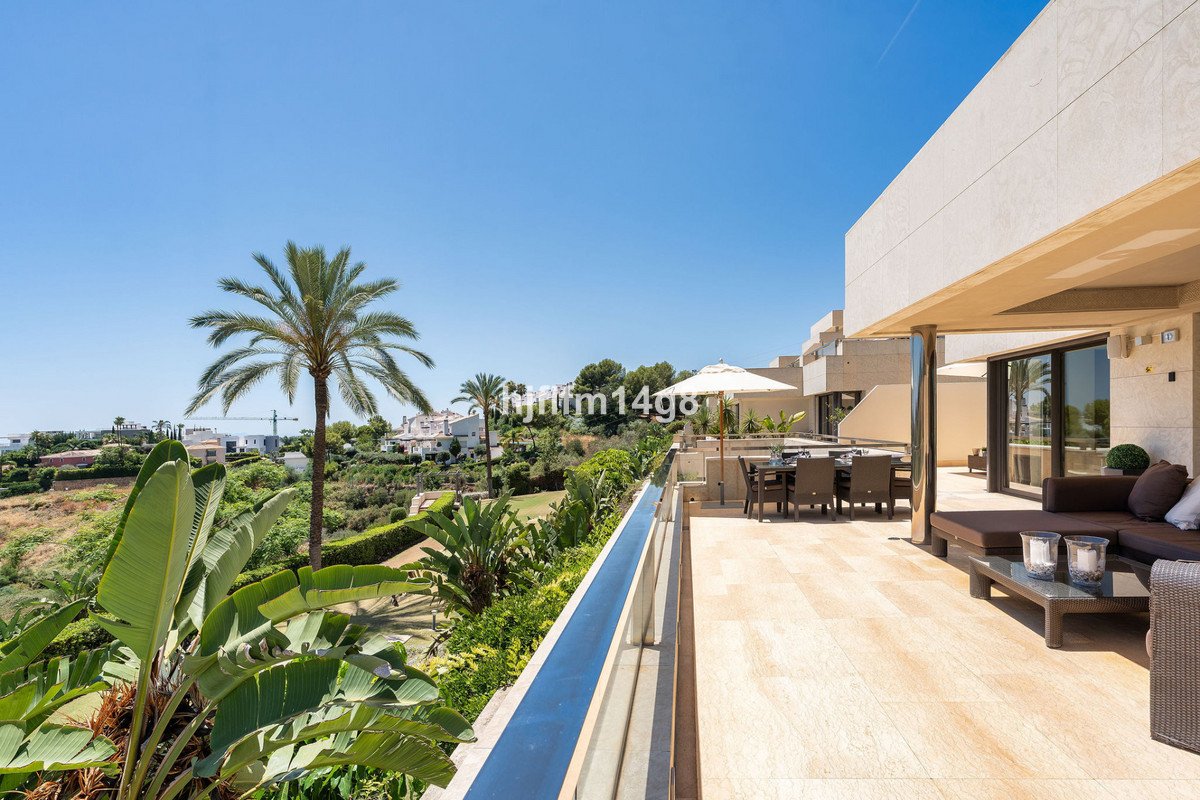 2 Bed Middle Floor Apartment in Nueva Andalucía