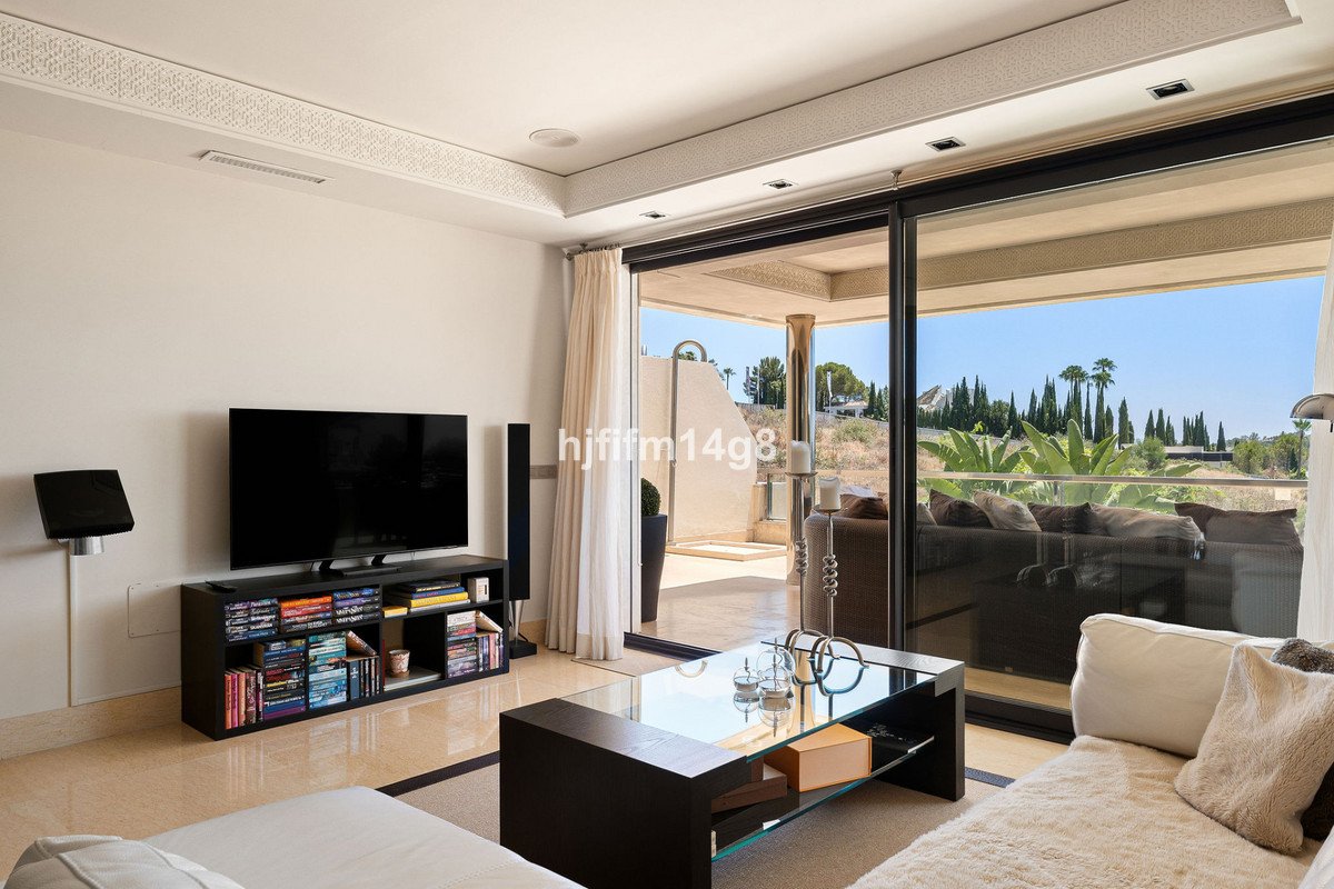 2 Bed Middle Floor Apartment in Nueva Andalucía