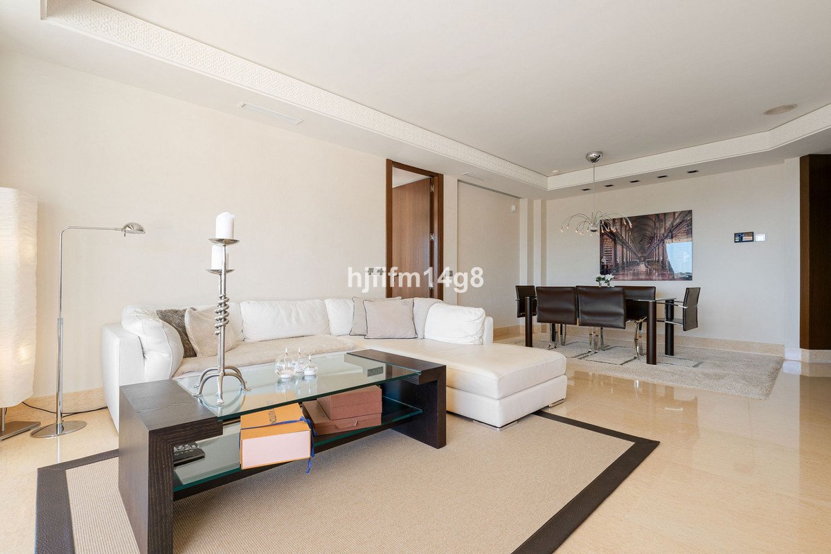 2 Bed Middle Floor Apartment in Nueva Andalucía