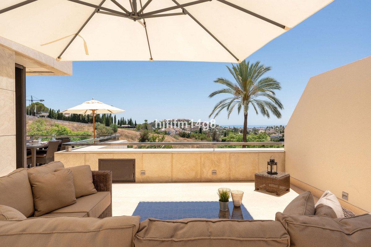 2 Bed Middle Floor Apartment in Nueva Andalucía