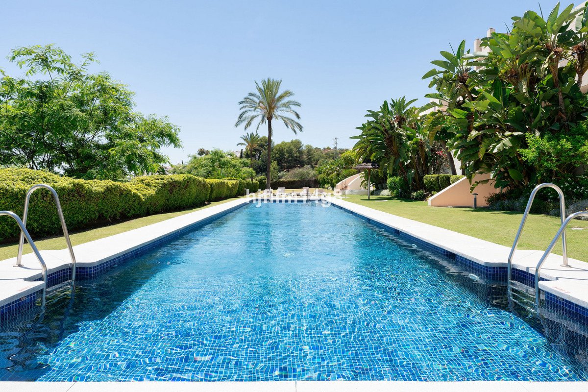 2 Bed Middle Floor Apartment in Nueva Andalucía