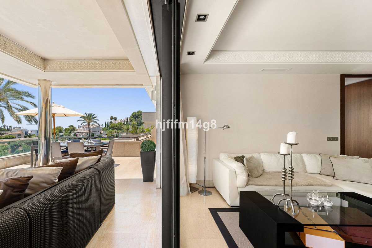 2 Bed Middle Floor Apartment in Nueva Andalucía