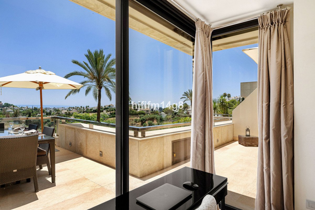 2 Bed Middle Floor Apartment in Nueva Andalucía