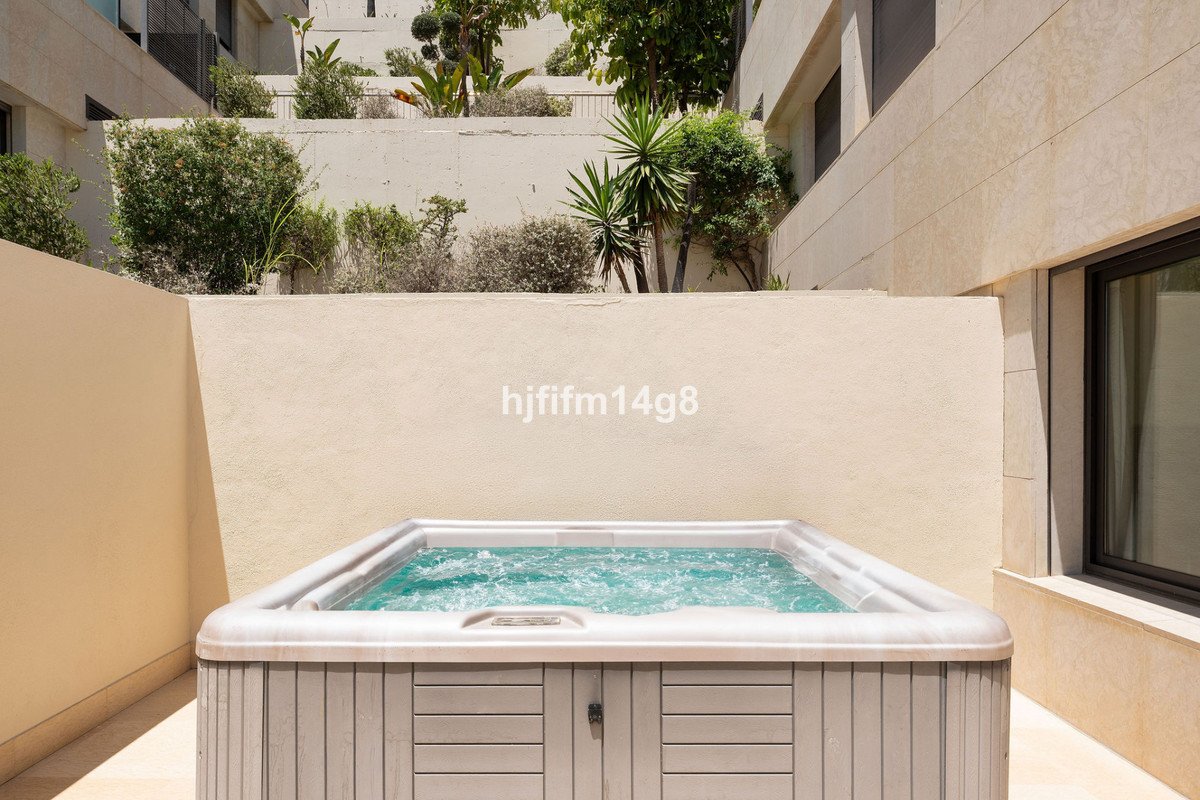 2 Bed Middle Floor Apartment in Nueva Andalucía