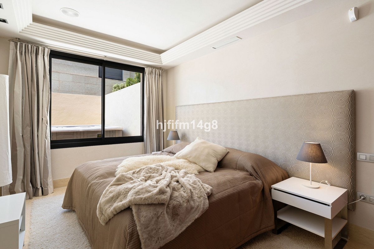 2 Bed Middle Floor Apartment in Nueva Andalucía