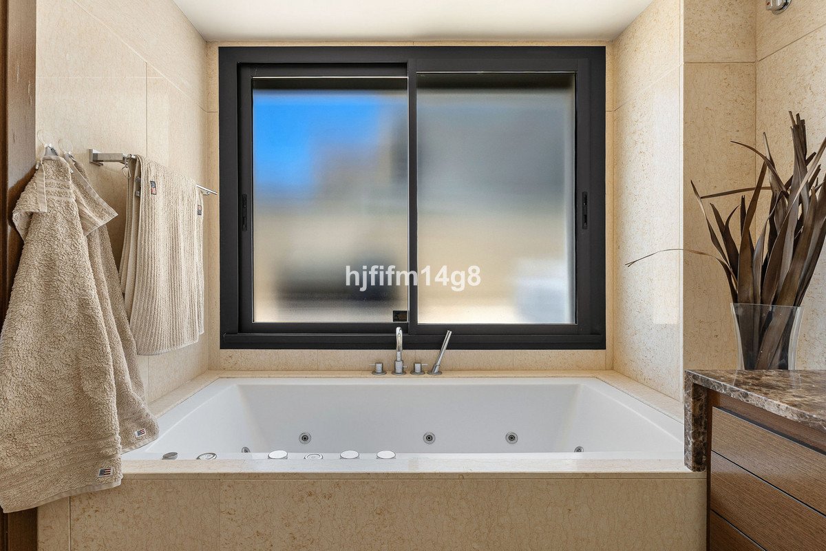 2 Bed Middle Floor Apartment in Nueva Andalucía