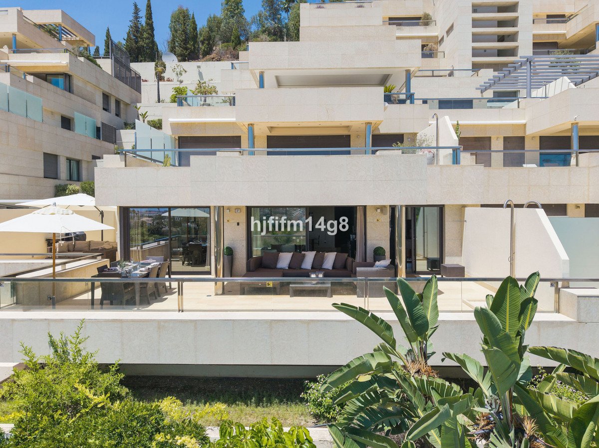 2 Bed Middle Floor Apartment in Nueva Andalucía