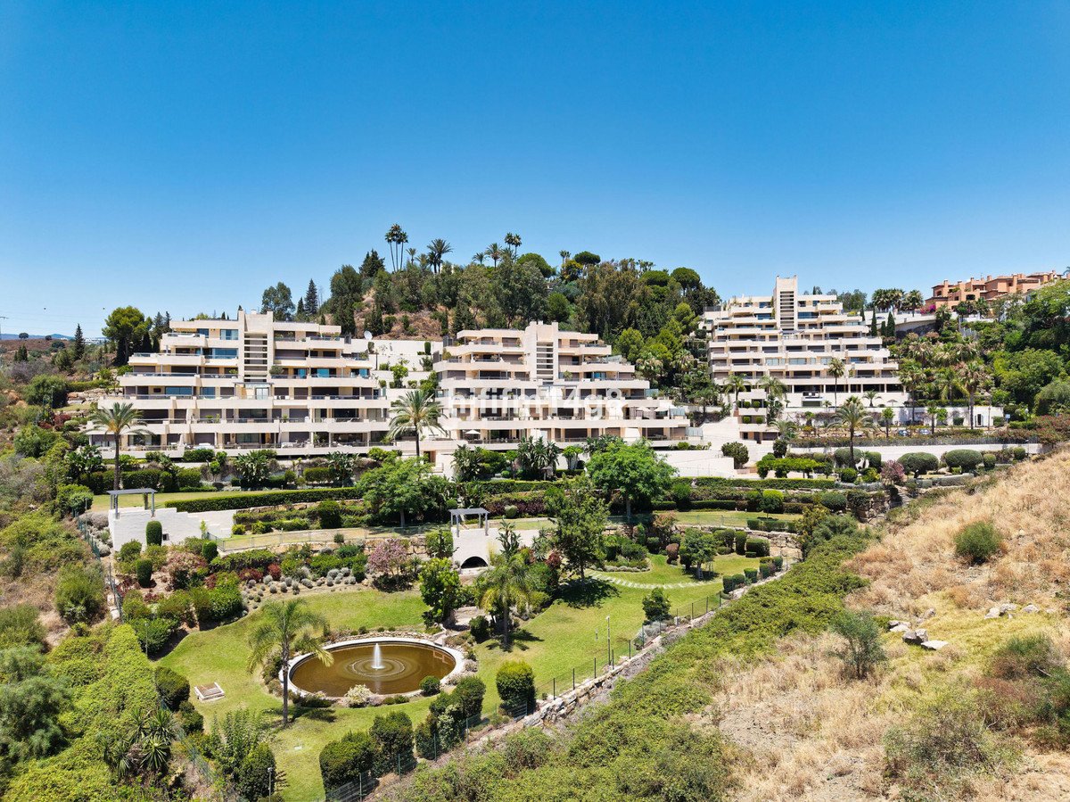 2 Bed Middle Floor Apartment in Nueva Andalucía