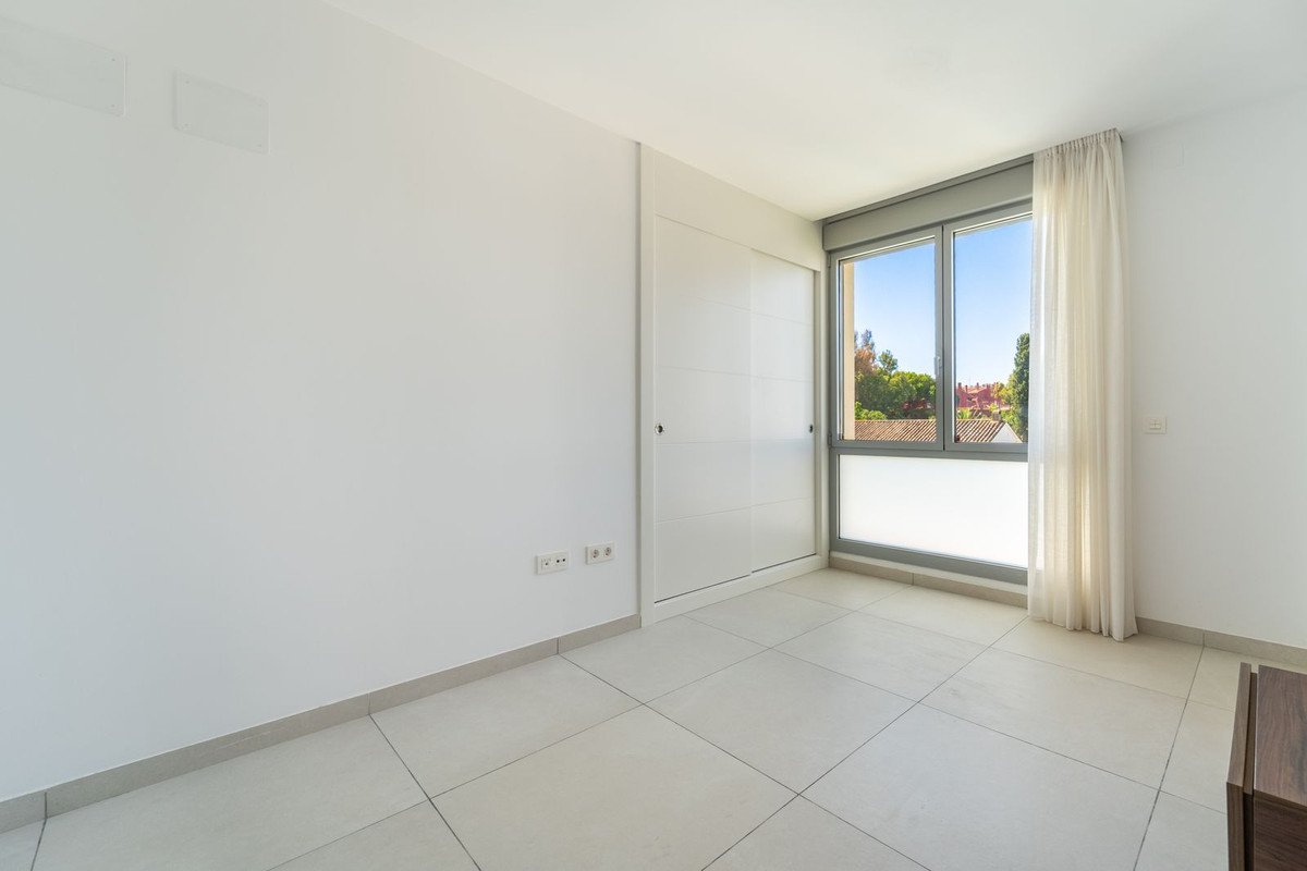 3 Bed Middle Floor Apartment in Elviria