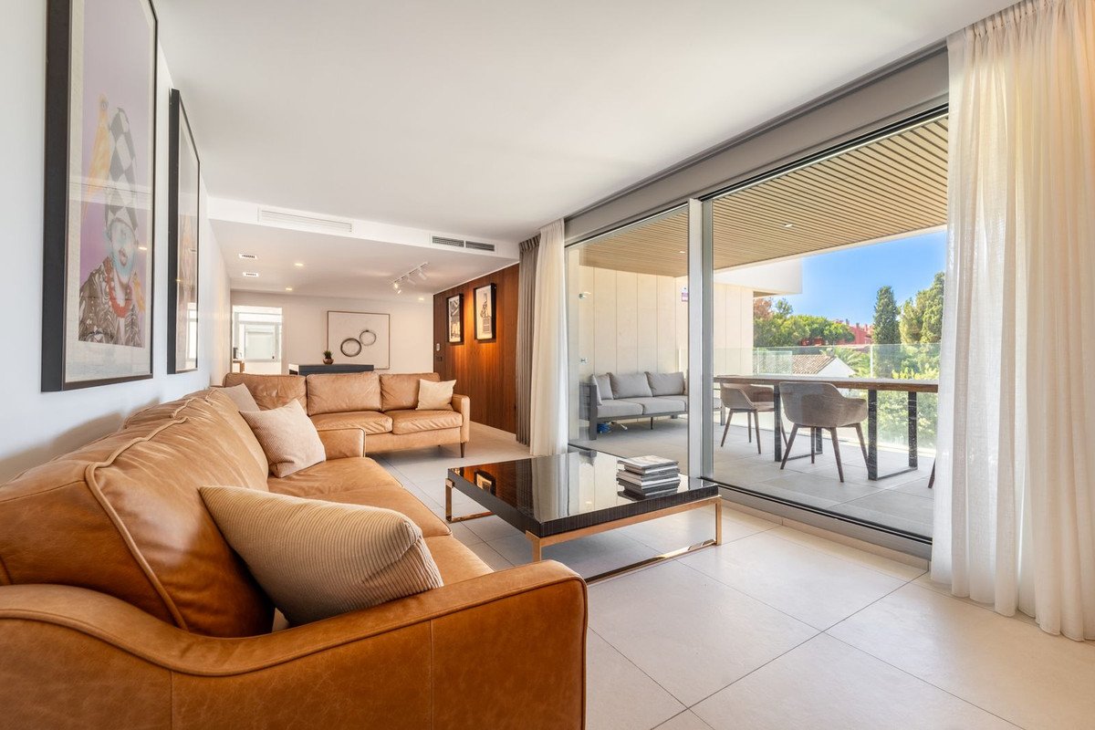 3 Bed Middle Floor Apartment in Elviria