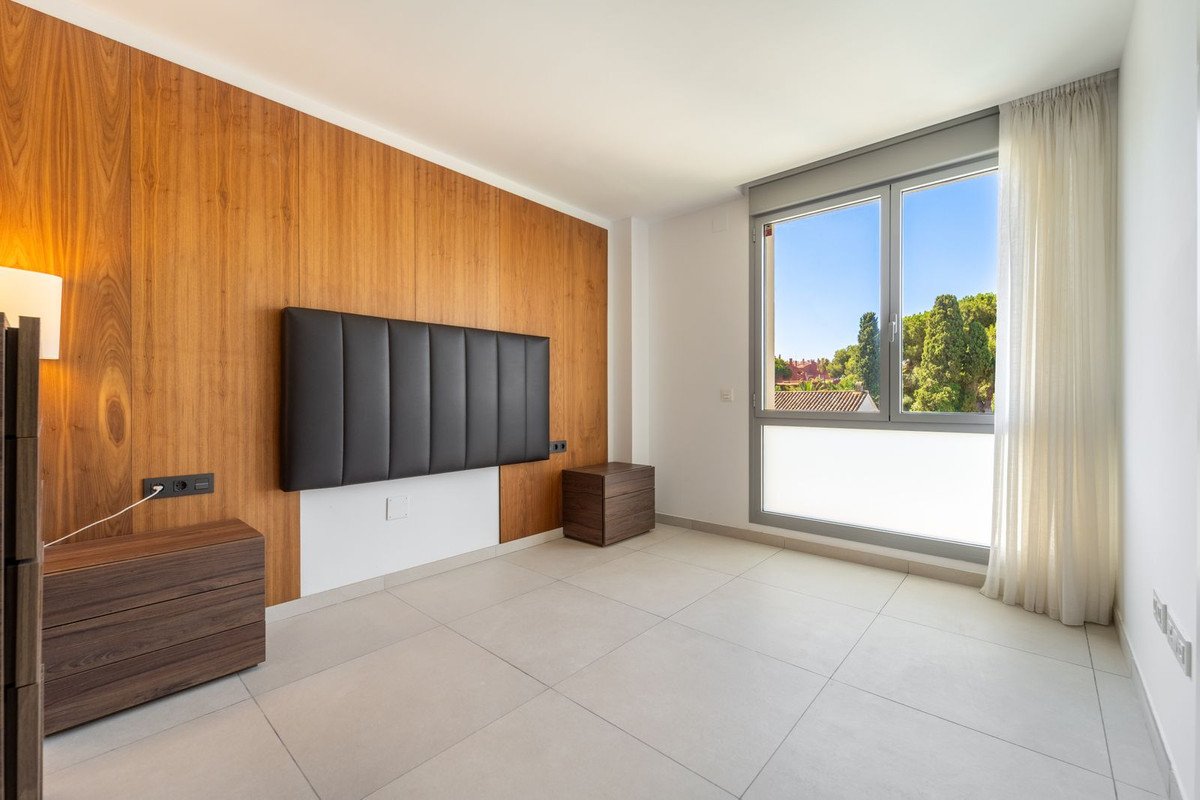 3 Bed Middle Floor Apartment in Elviria