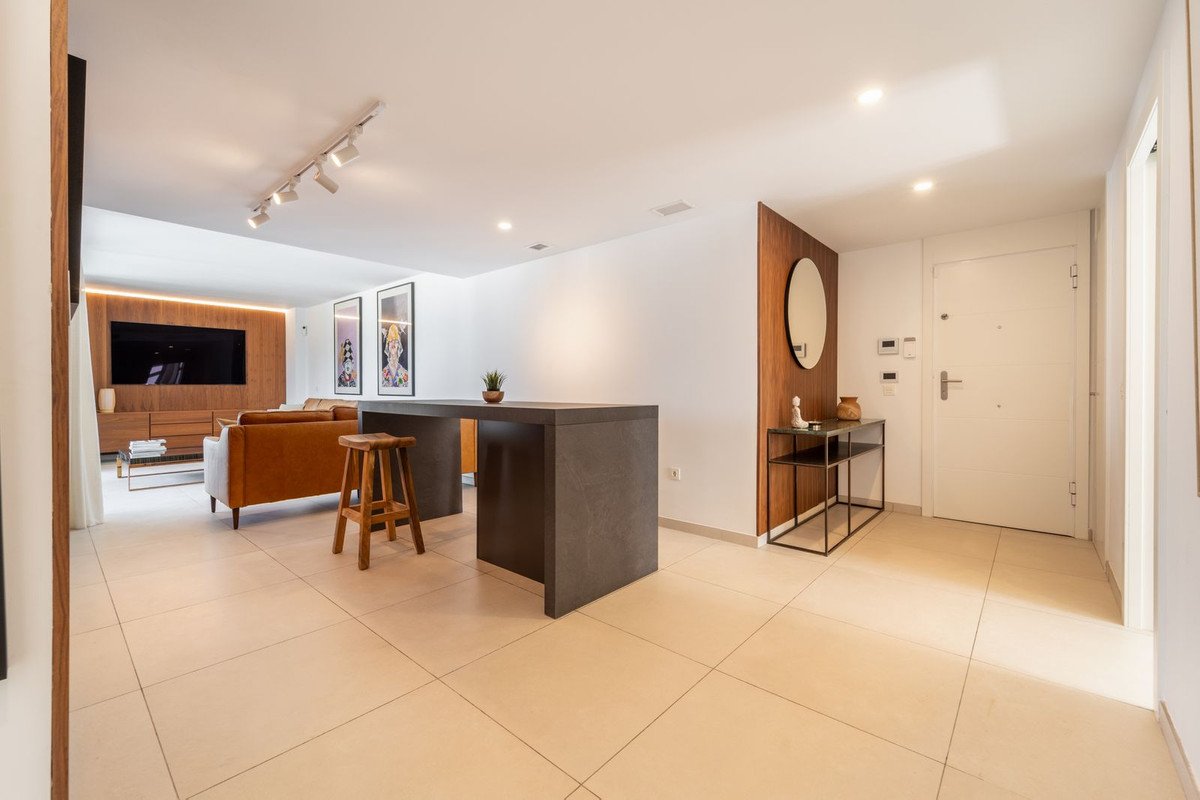 3 Bed Middle Floor Apartment in Elviria