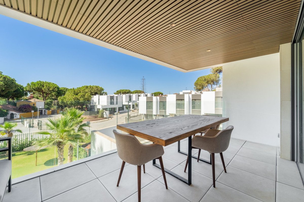 3 Bed Middle Floor Apartment in Elviria