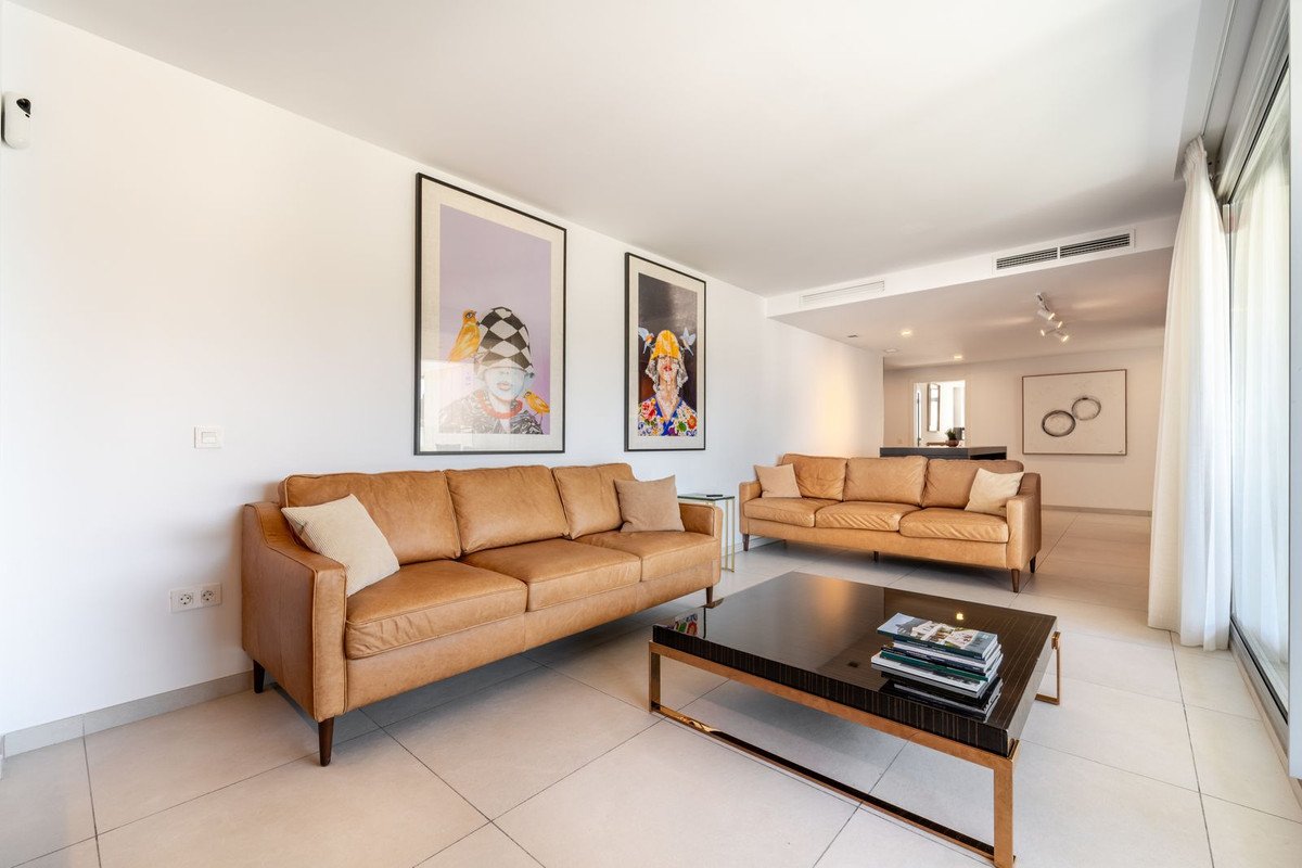 3 Bed Middle Floor Apartment in Elviria