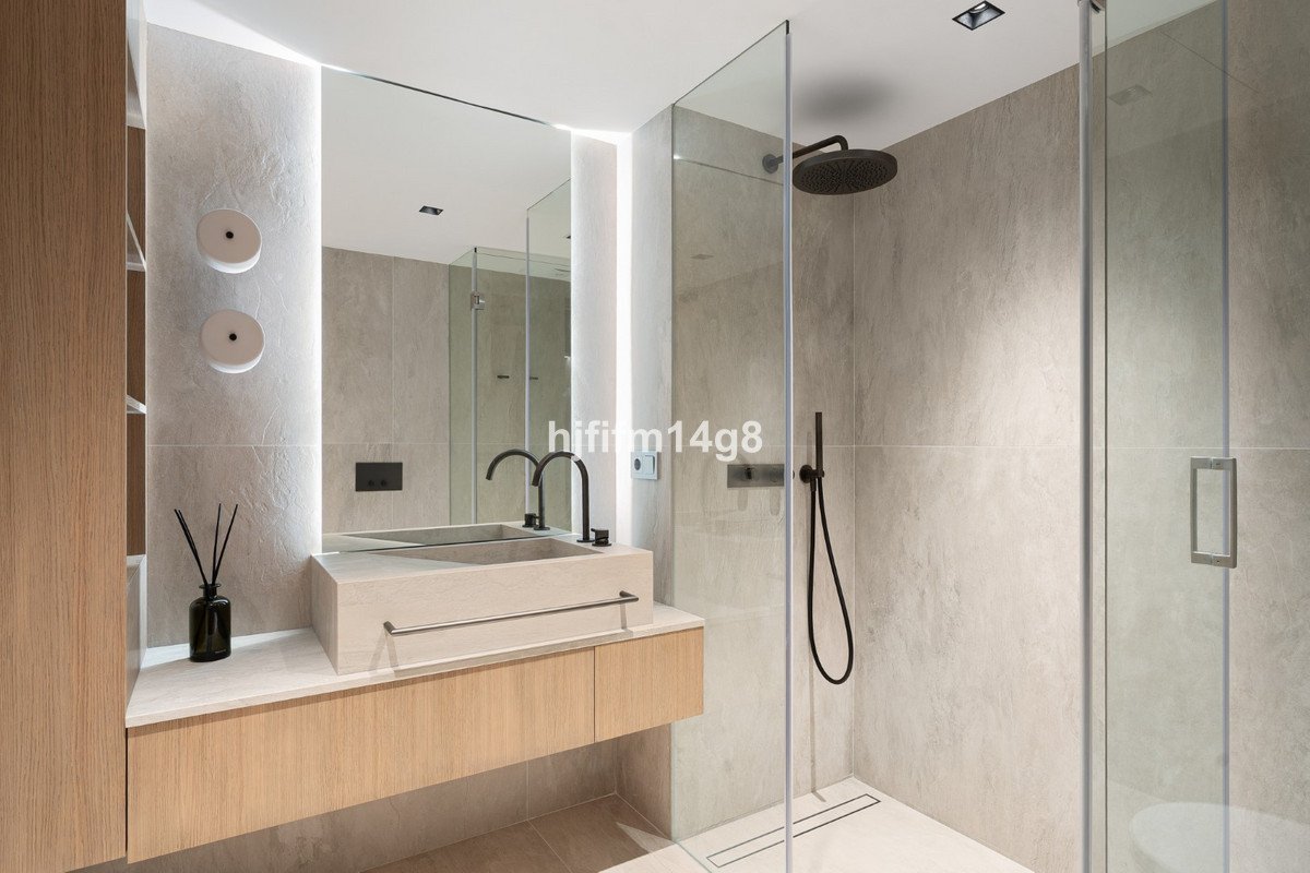 3 Bed Middle Floor Apartment in Nueva Andalucía