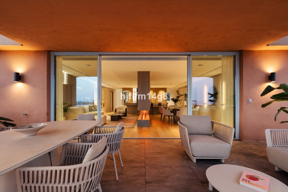 3 Bed Middle Floor Apartment in Nueva Andalucía