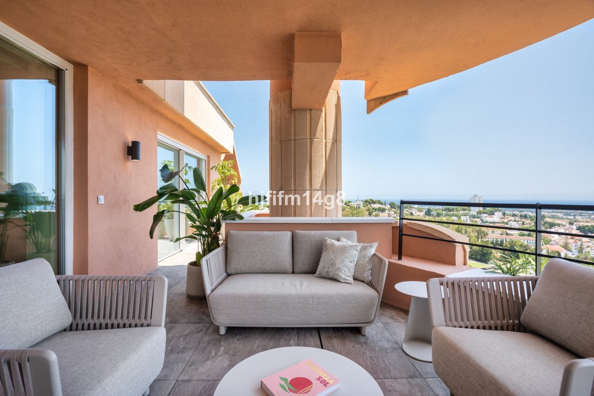 3 Bed Middle Floor Apartment in Nueva Andalucía
