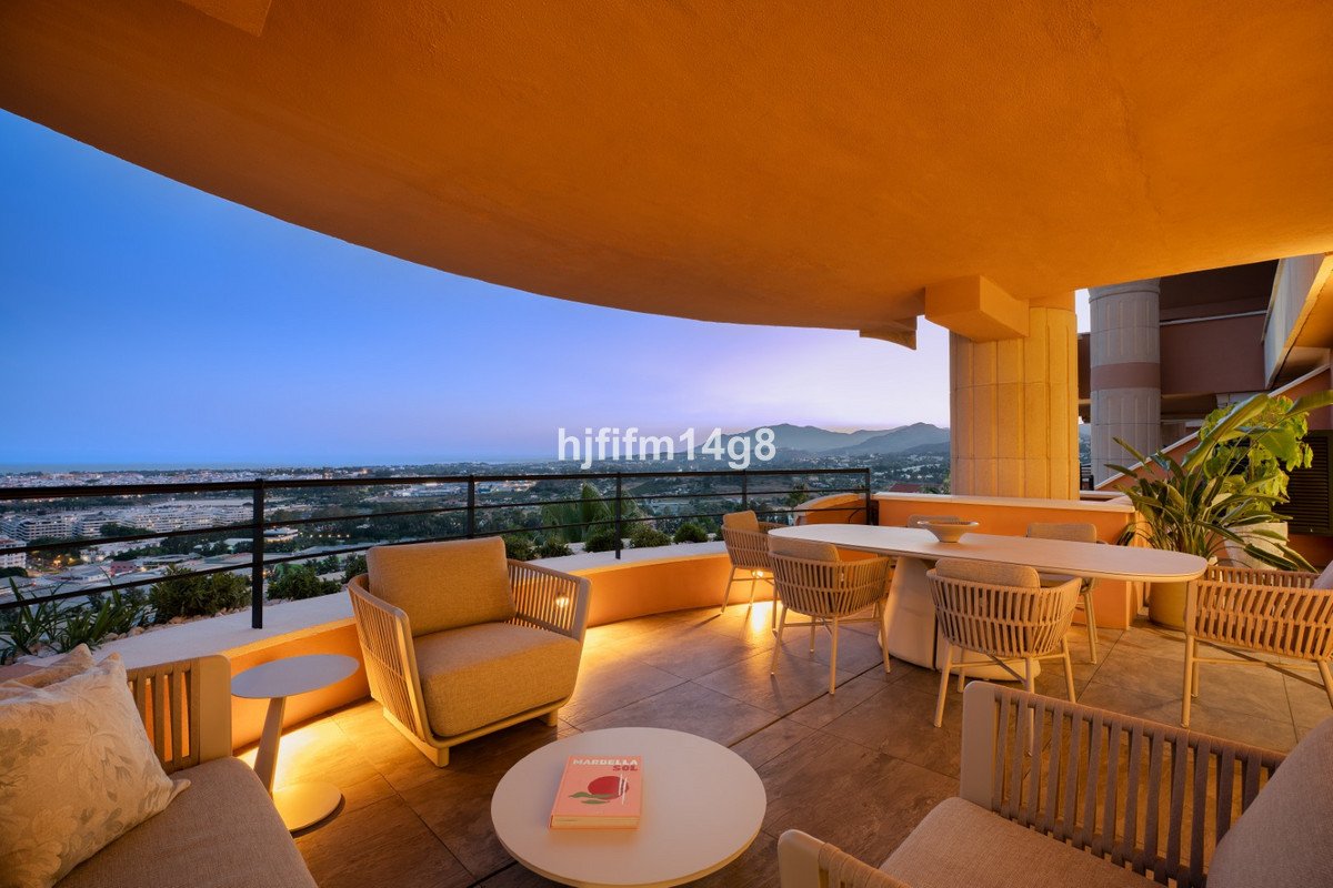 3 Bed Middle Floor Apartment in Nueva Andalucía