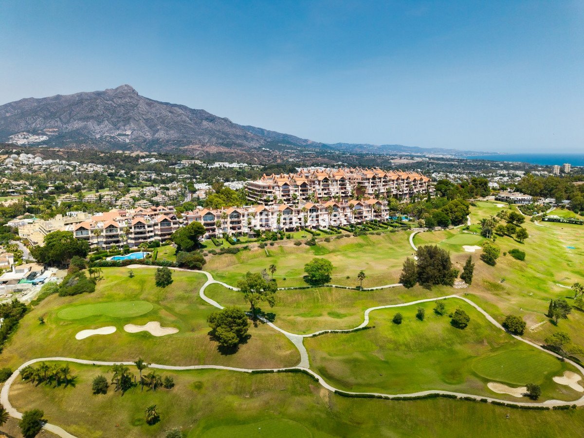 3 Bed Middle Floor Apartment in Nueva Andalucía