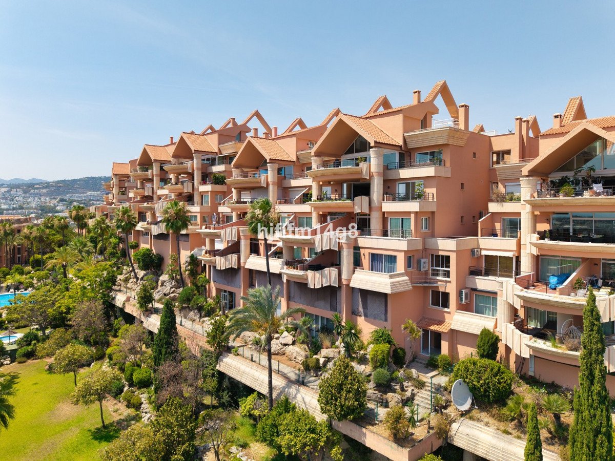 3 Bed Middle Floor Apartment in Nueva Andalucía