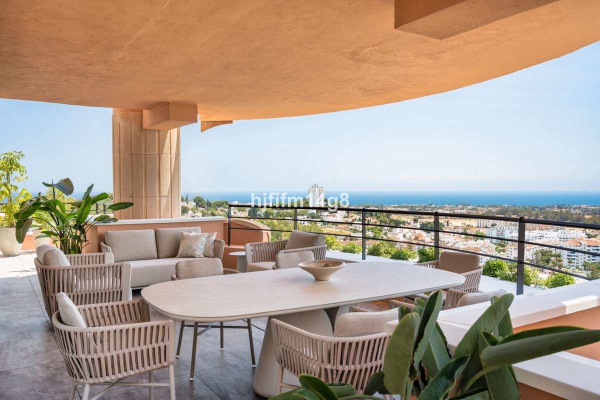 3 Bed Middle Floor Apartment in Nueva Andalucía