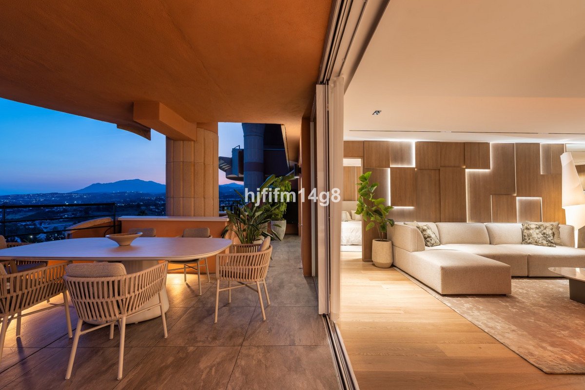 3 Bed Middle Floor Apartment in Nueva Andalucía