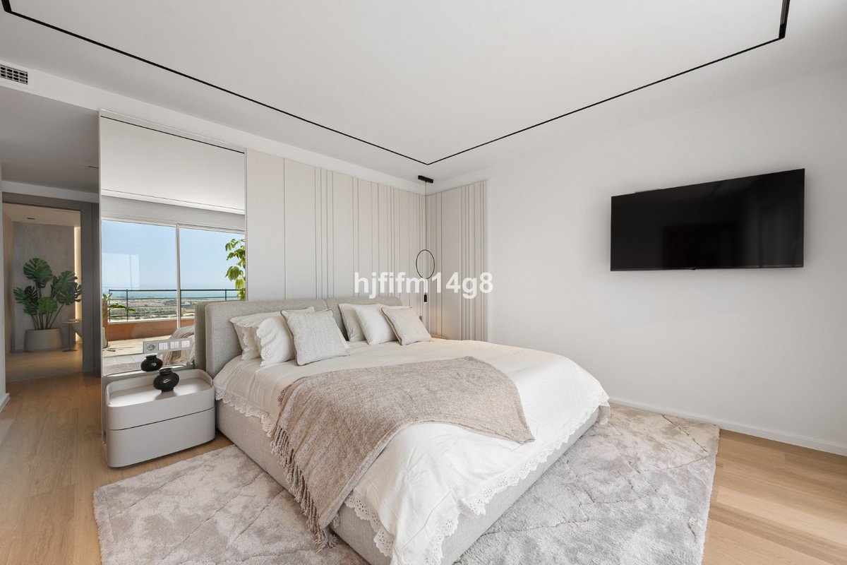 3 Bed Middle Floor Apartment in Nueva Andalucía