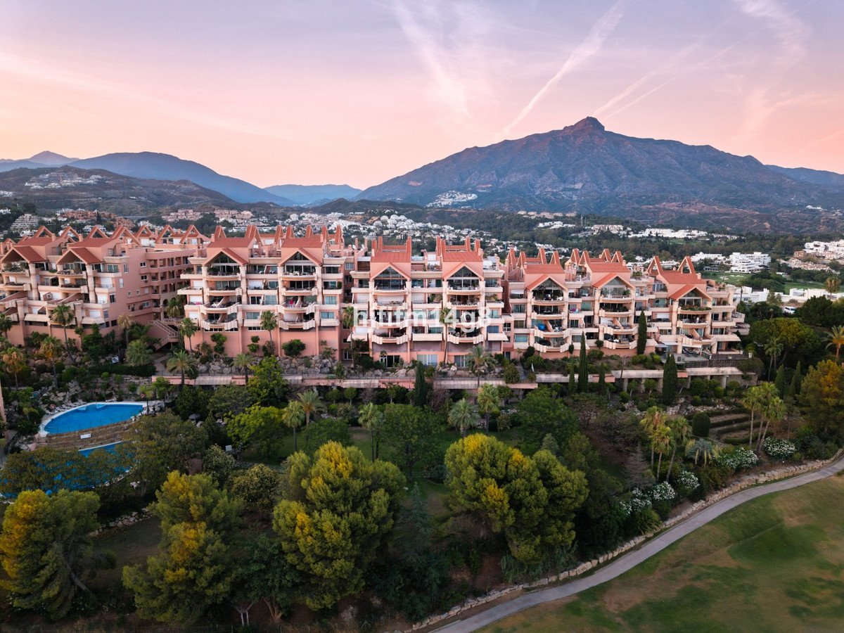 3 Bed Middle Floor Apartment in Nueva Andalucía