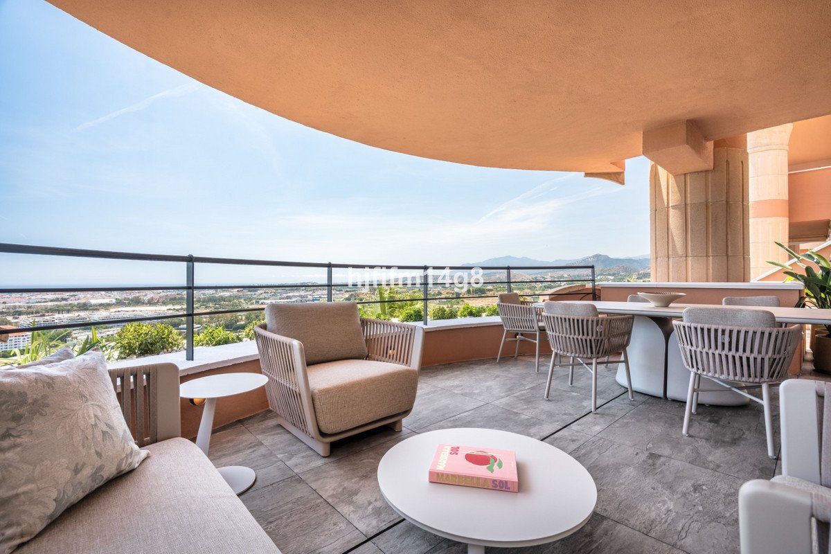 3 Bed Middle Floor Apartment in Nueva Andalucía