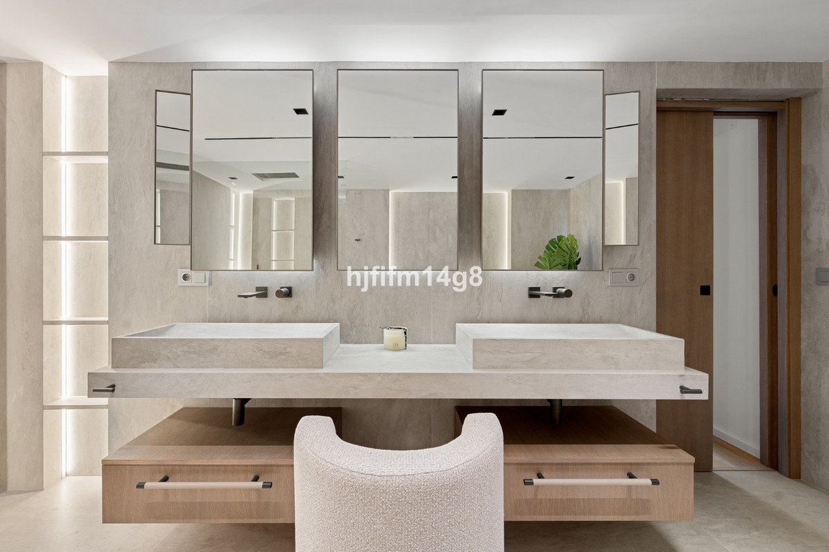 3 Bed Middle Floor Apartment in Nueva Andalucía