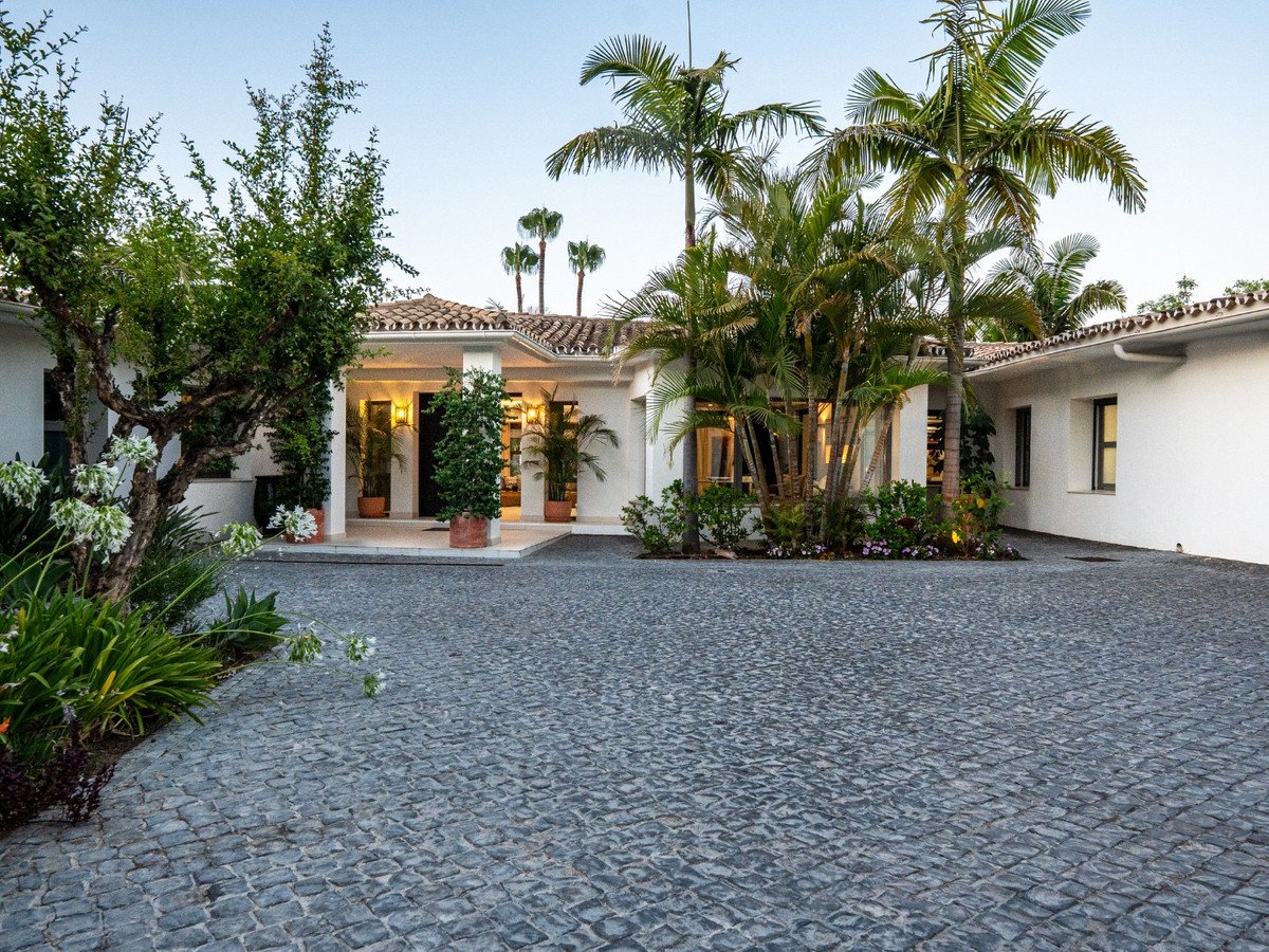 5 Bed Detached Villa in Nueva Andalucía