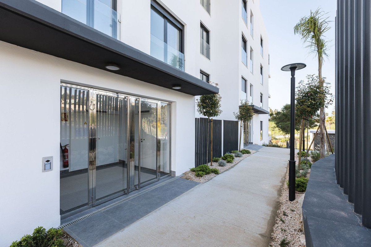2 Bed Middle Floor Apartment in Mijas Costa