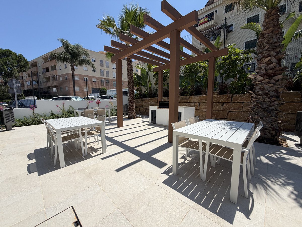 2 Bed Middle Floor Apartment in Estepona