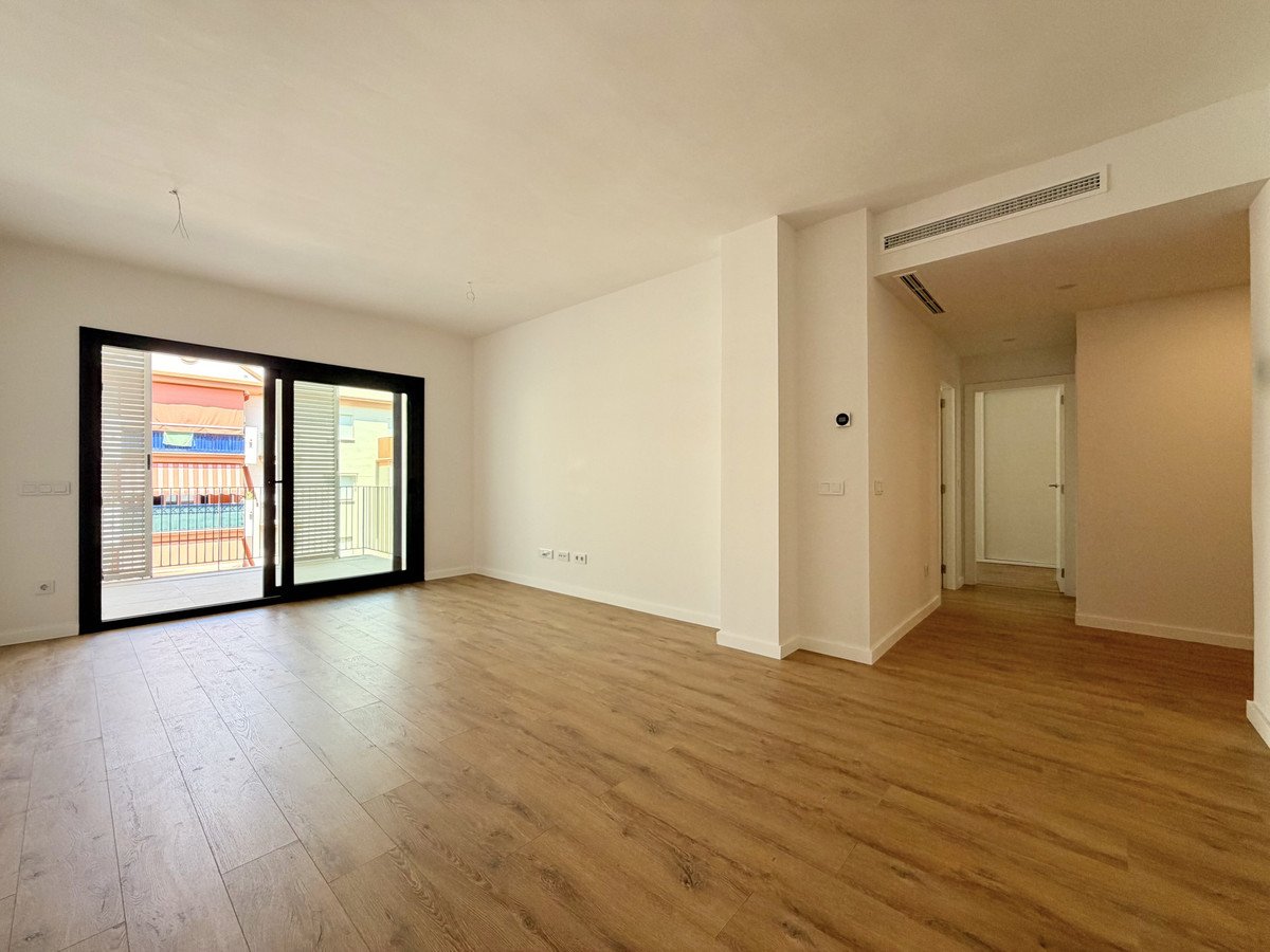 2 Bed Middle Floor Apartment in Estepona