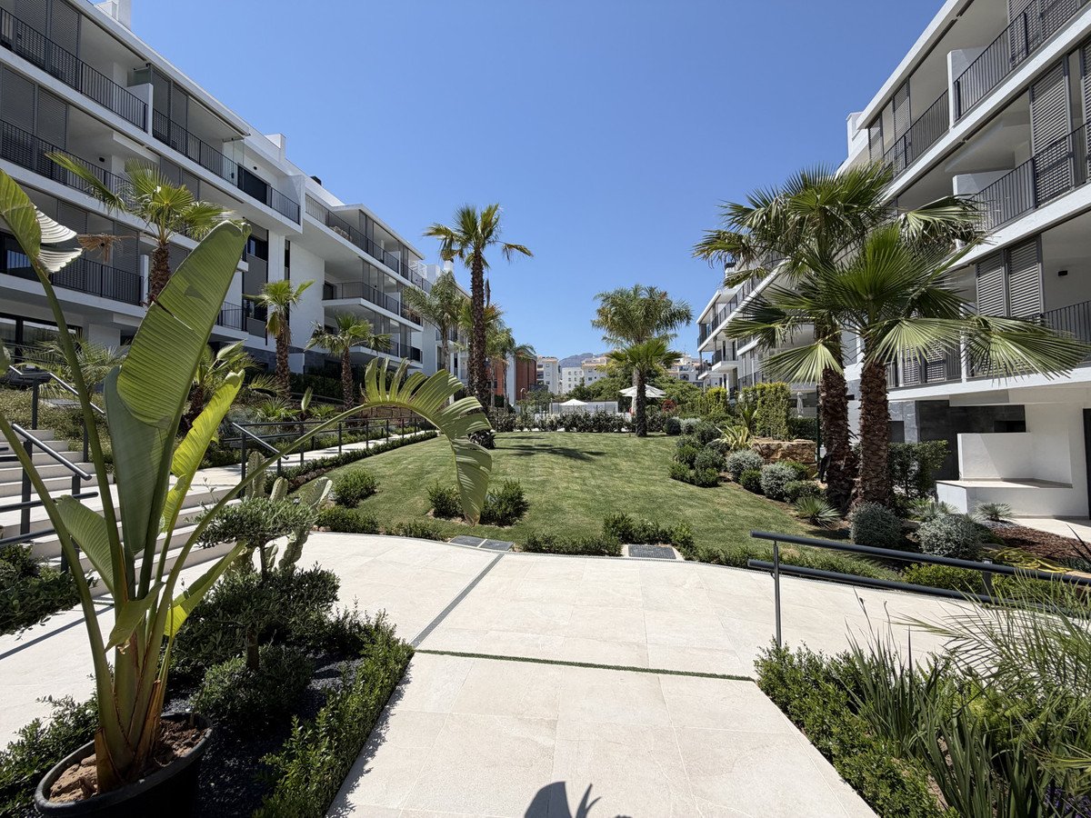2 Bed Middle Floor Apartment in Estepona