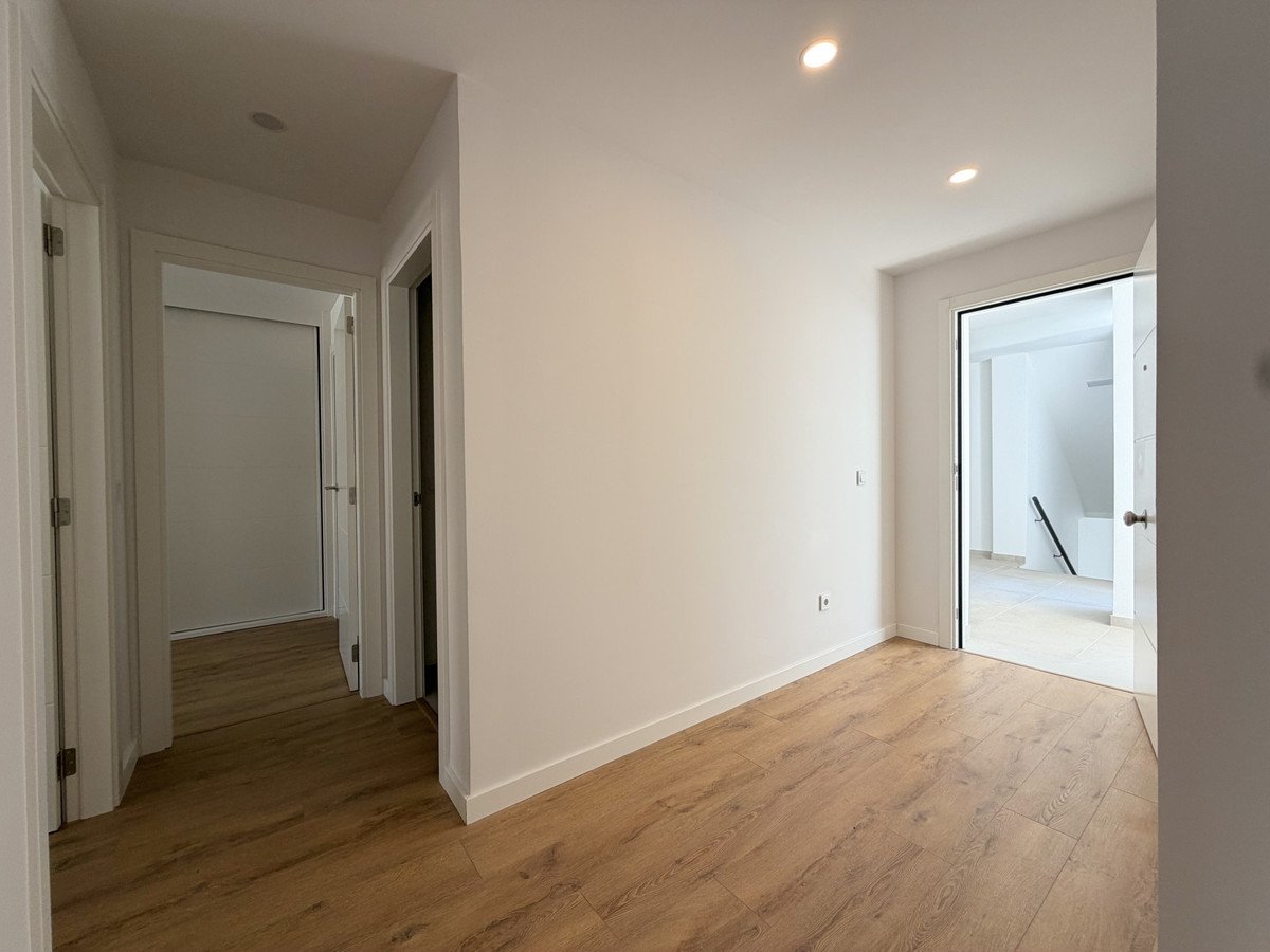 2 Bed Middle Floor Apartment in Estepona