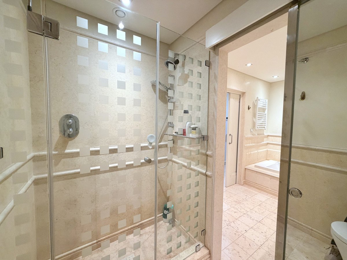 2 Bed Middle Floor Apartment in Estepona