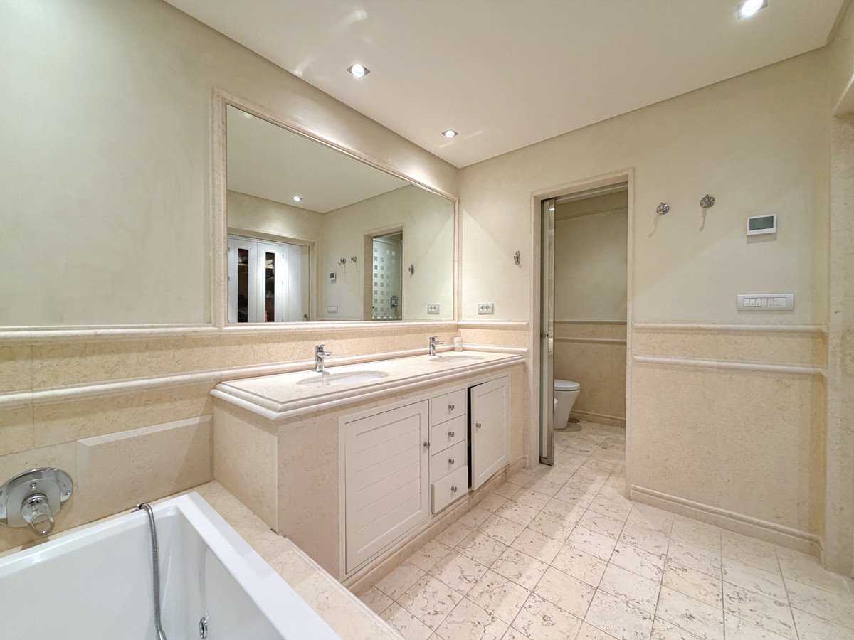 2 Bed Middle Floor Apartment in Estepona
