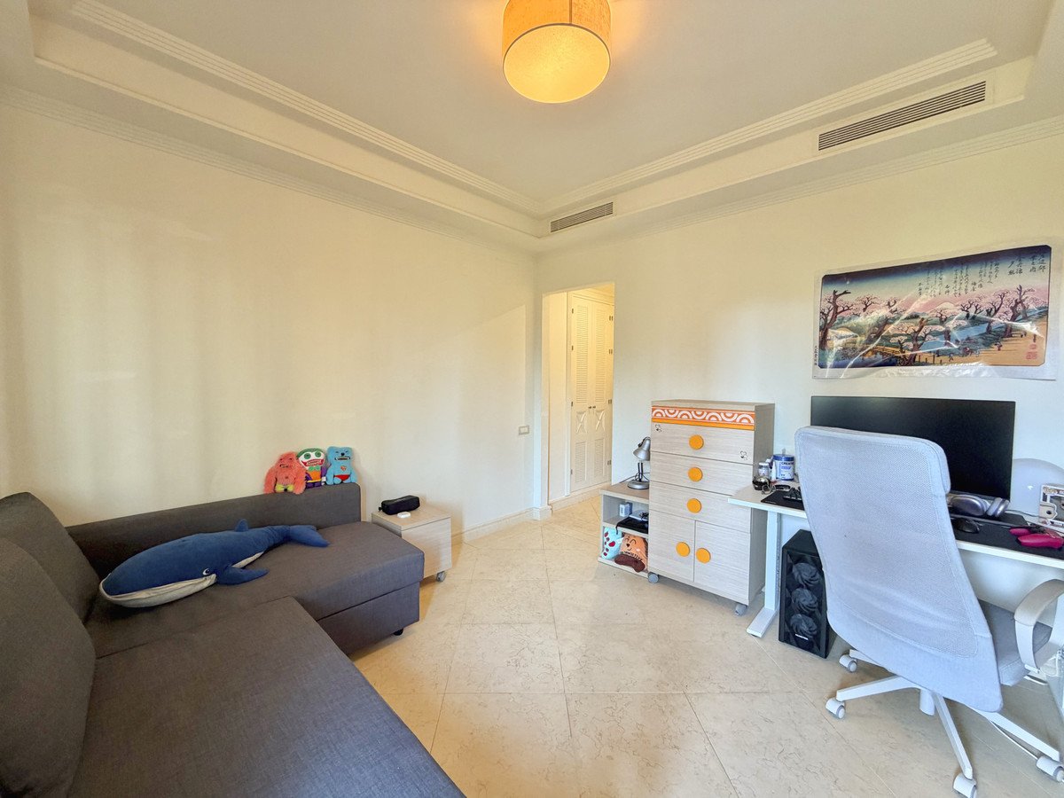2 Bed Middle Floor Apartment in Estepona