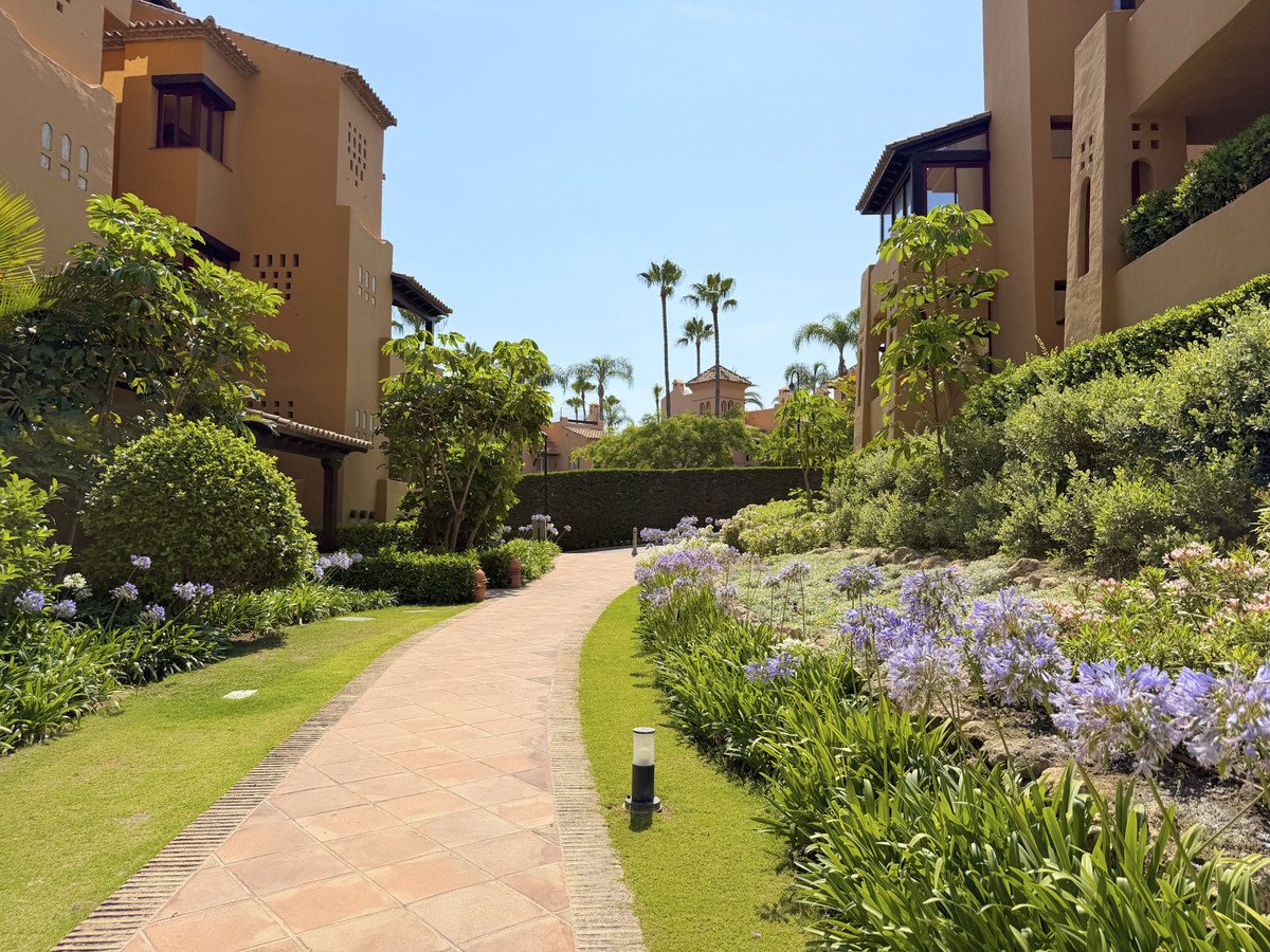 2 Bed Middle Floor Apartment in Estepona