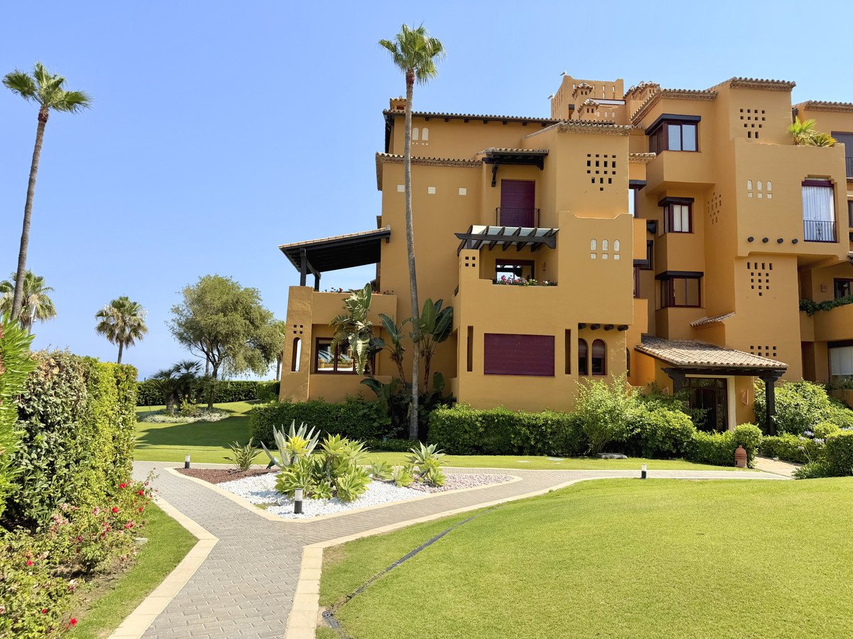 2 Bed Middle Floor Apartment in Estepona