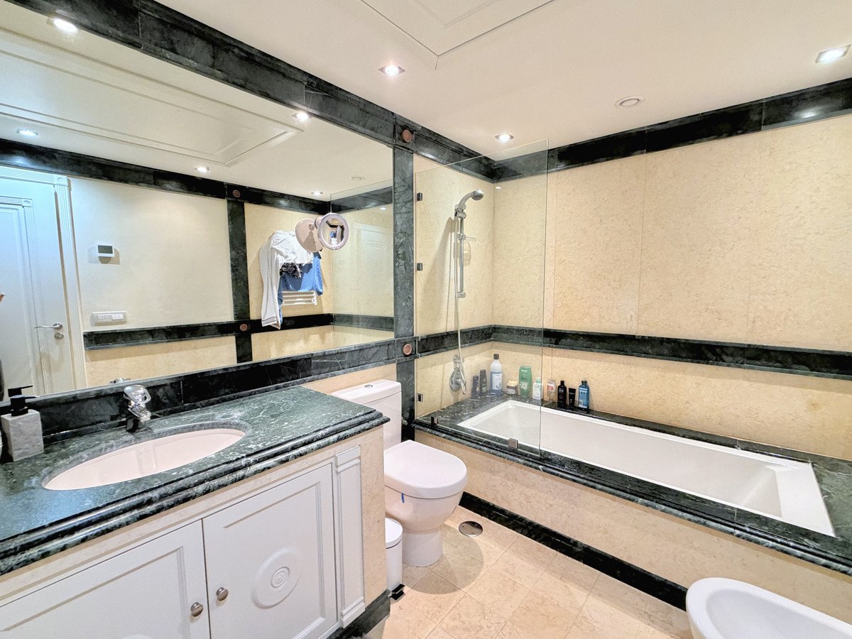 2 Bed Middle Floor Apartment in Estepona