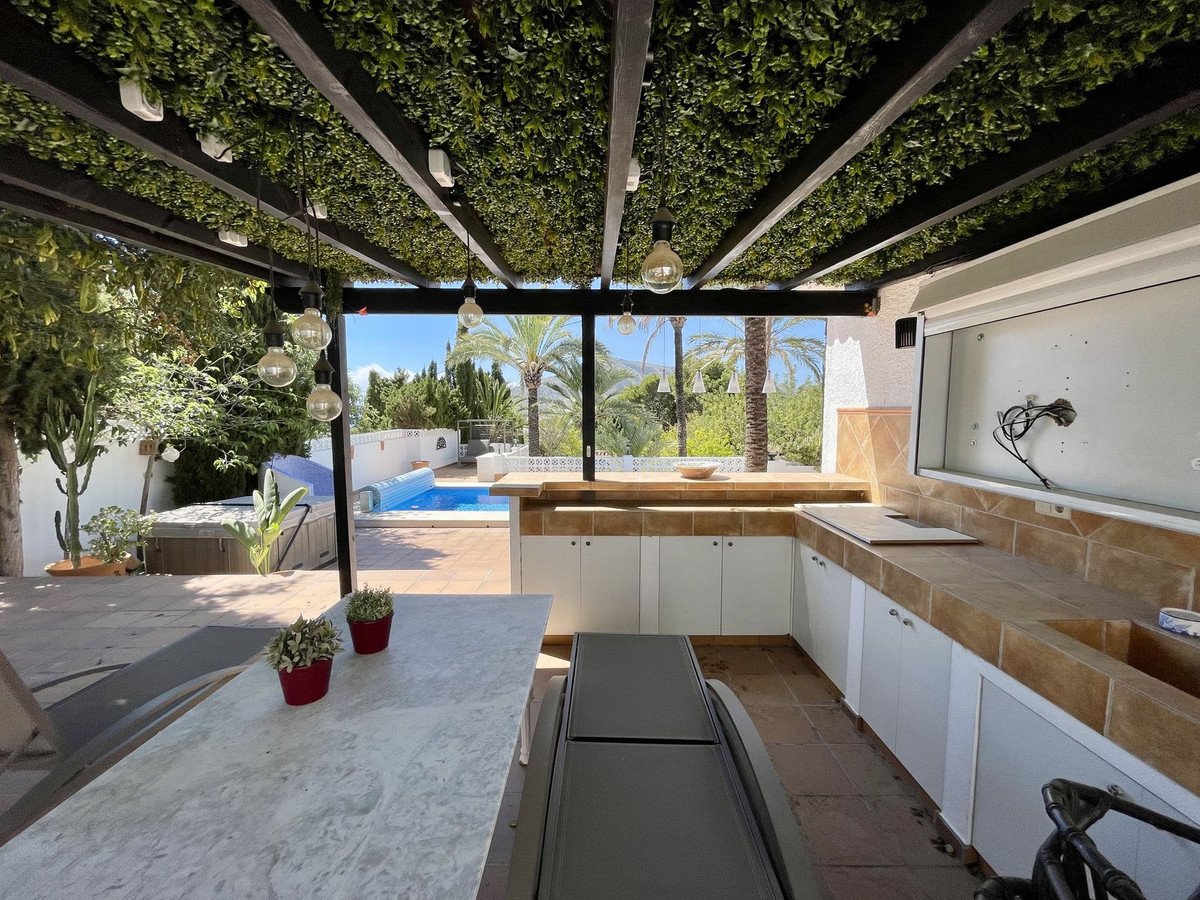 4 Bed Detached Villa in Altea