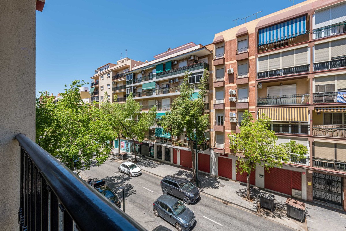 2 Bed Middle Floor Apartment in Centro Histórico