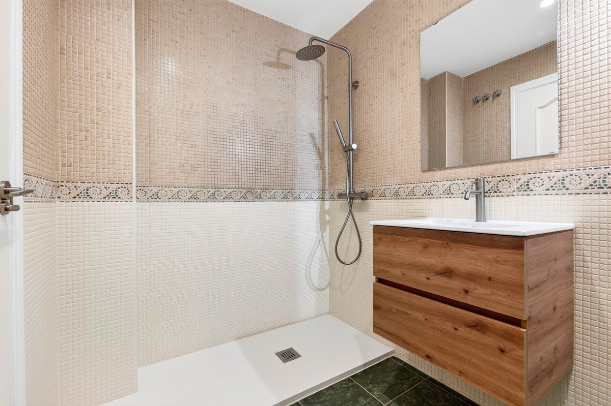 2 Bed Middle Floor Apartment in Centro Histórico