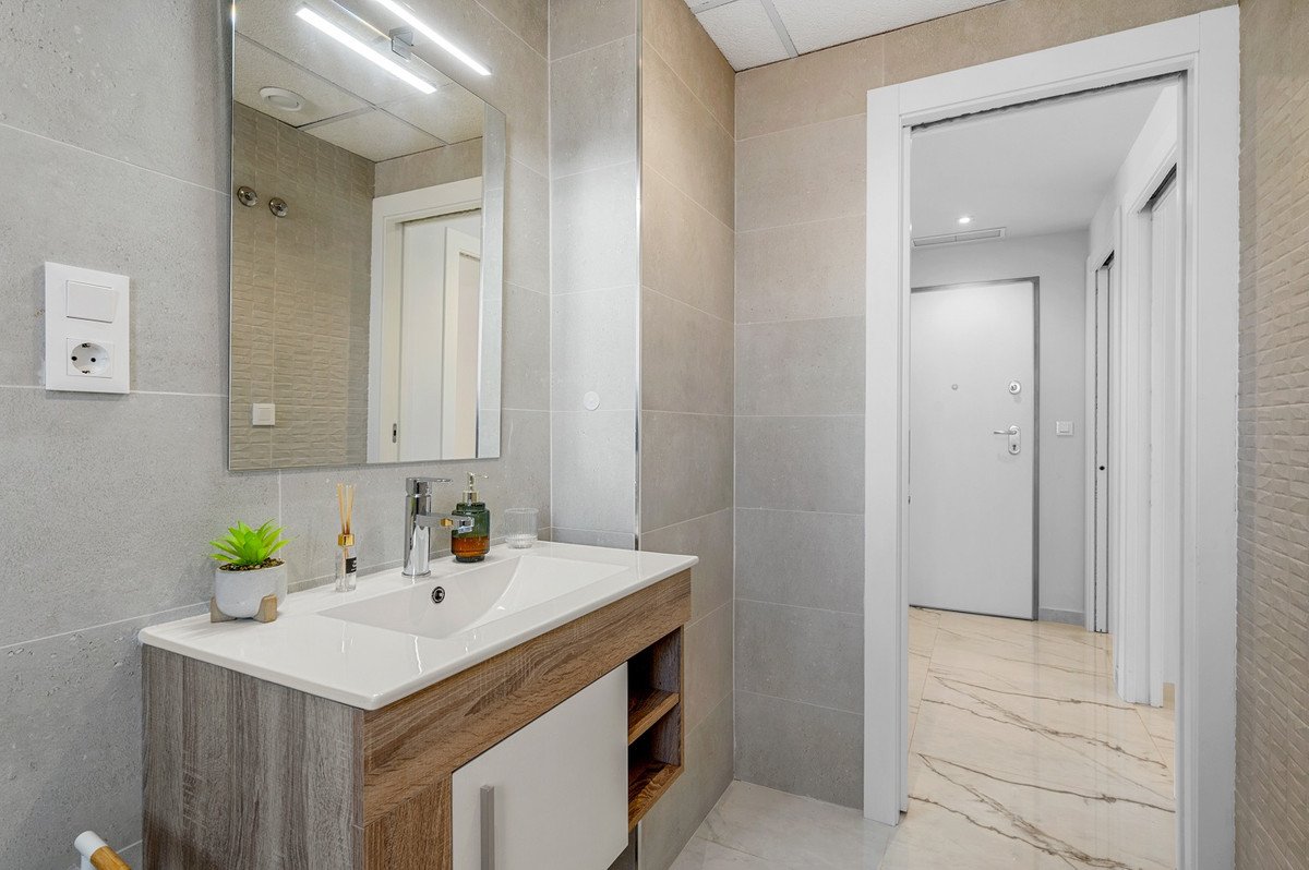 2 Bed Middle Floor Apartment in Playa Flamenca