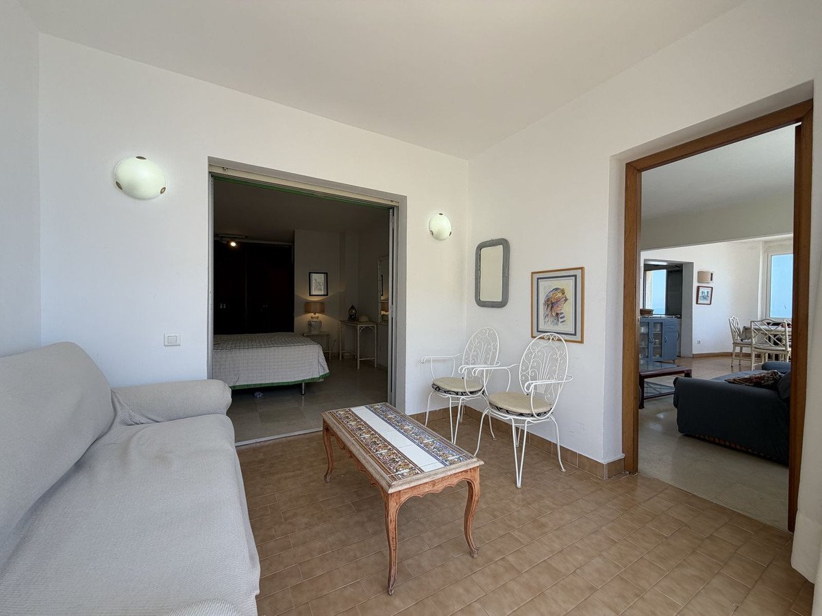 2 Bed Middle Floor Apartment in Estepona