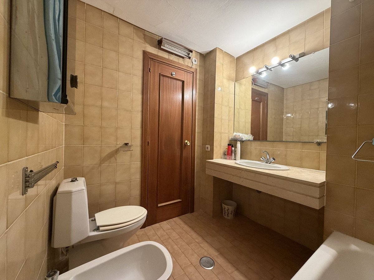 2 Bed Middle Floor Apartment in Estepona